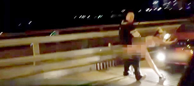 盡管許多人圍觀，但這對(duì)夫婦似乎對(duì)于露天表演毫不在意。（視頻截圖）