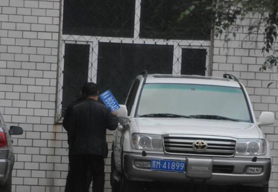 程父與程的“司機”在居住小區(qū)內(nèi)將黑AB0040車牌更換為黑M41899車牌，倆車牌號均為空號