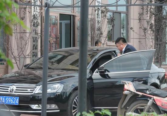 程海濤局長駕駛的假牌車，停在縣低保局門前