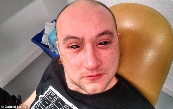 一支來自加州的研究團隊研發(fā)了一種能使人類擁有夜視能力的藥水。該溶液由二氫卟吩e6與胰島素和生理鹽水混合而成。在往實驗對象加西亞?里西納眼中滴入少量溶液之后，他的眼睛先是呈現(xiàn)全黑色，但在藥水被吸收之后即恢復正常。