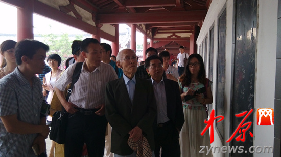 余光中、汪國真做客杜甫故里 共話詩圣家國情懷