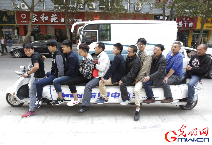 鄭州現(xiàn)4.7米“航母”電動(dòng)車(chē):可坐十多人