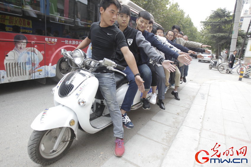 鄭州現(xiàn)4.7米“航母”電動(dòng)車(chē):可坐十多人