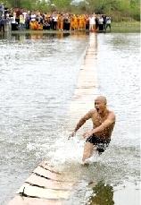 網(wǎng)傳“輕功水上漂” 嵩山少林武僧:只有小說(shuō)里才有