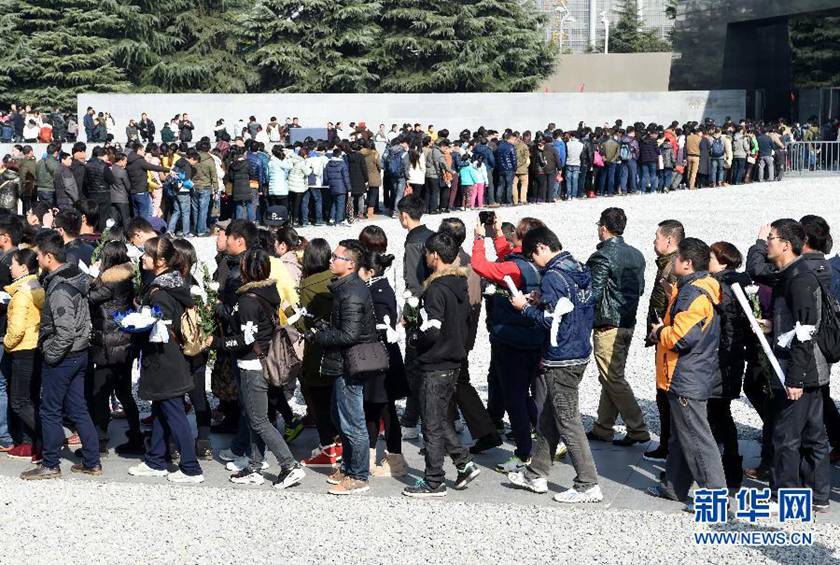  12月14日,參觀者在排隊進(jìn)入紀(jì)念館展館參觀。新華社記者孫參攝