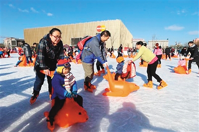游客體驗(yàn)五棵松冰世界體育樂園。