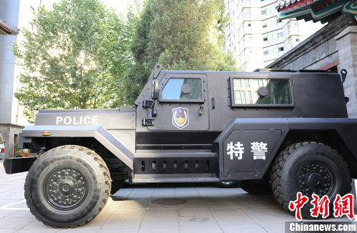 　　國產(chǎn)輕型聯(lián)合越野戰(zhàn)車側(cè)面照。張龍?jiān)茢z