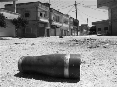 　11日，霍姆斯，政府軍和反對(duì)派武裝沖突過(guò)后留下一個(gè)彈殼。