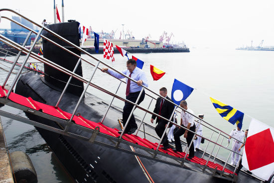 昨天，美國(guó)防長(zhǎng)帕內(nèi)塔登上一艘中國(guó)宋級(jí)潛艇