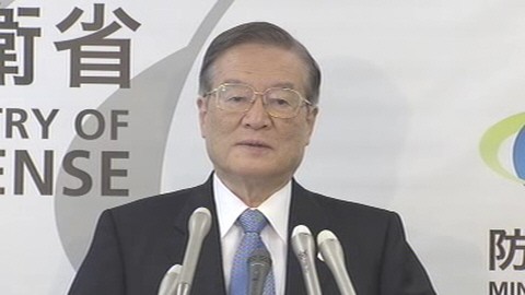 日本防衛(wèi)省森本敏16日上午出席記者會。