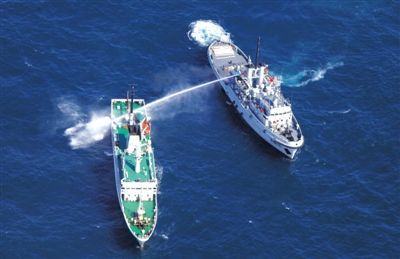 昨日，東海某海域，東海艦隊拖船使用高壓水炮為地方執(zhí)法船滅火