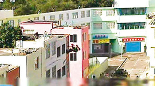 解放軍駐港部隊(duì)從屋頂游繩攻入建筑物。圖片來(lái)源：香港《文匯報(bào)》