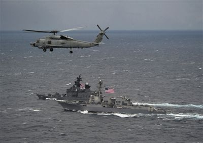 2011年1月10日，美國海軍驅(qū)逐艦與日本海上自衛(wèi)隊“鞍馬”號驅(qū)逐艦在日本長崎縣附近海域舉行聯(lián)合海上演習(xí)。資料圖片