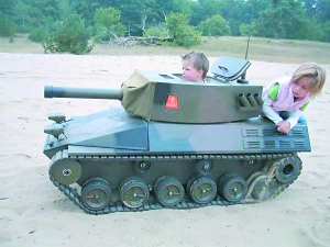 為了讓3歲兒子玩得拉風(fēng)，荷蘭父親9個(gè)月時(shí)間造了這輛坦克。