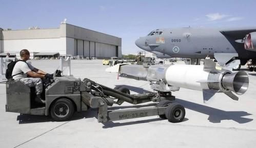 資料圖：美軍嘗試將“X-51 Wave Rider”飛行器掛在一架“B-52”轟炸機(jī)下，發(fā)射升空。