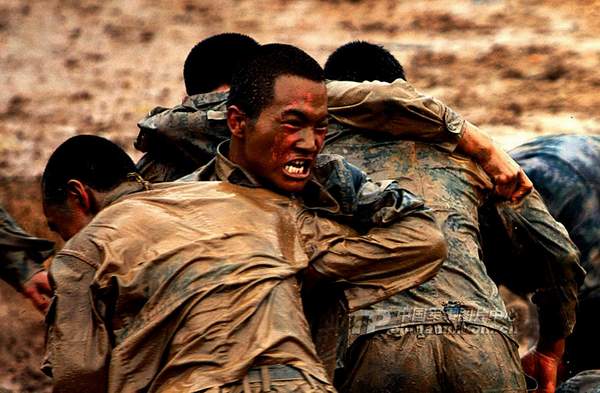 資料圖：濟(jì)南軍區(qū)某部特種兵魔鬼訓(xùn)練。