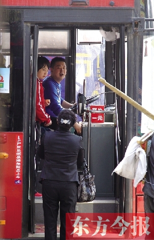 梅麗手持殘疾人證等車時(shí)，多次被司機(jī)婉言謝絕