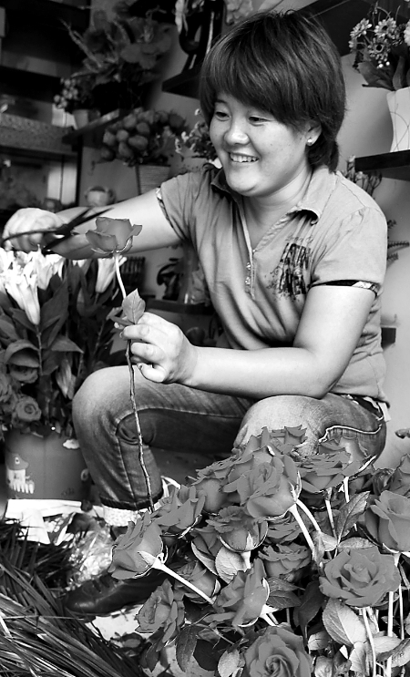 8月21日，內(nèi)黃縣一家鮮花店的工作人員正在包裝鮮花。