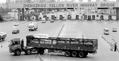 一輛6軸大貨車被路政人員勸阻后，掉頭返回