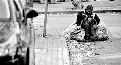 她靠在裝滿樹葉的大袋子上瞇了一會。