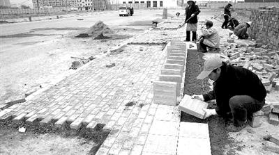 端午路正在鋪設(shè)人行道道磚，進(jìn)行工程收尾。