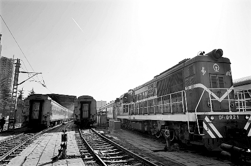 　　鄭州車輛段，擦拭一新的列車整裝待發(fā)。