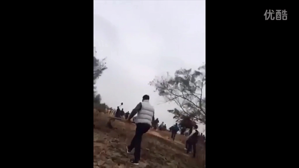 廣東退休官員修墓被指破壞鄰居祖墳風水，雙方百人火拼現(xiàn)槍聲