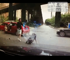 男子逼停女司機(jī) 將其拉下車(chē)拳打腳踢幾十秒