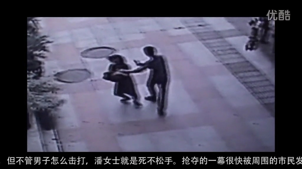 監(jiān)控記錄女子5萬現(xiàn)金當街遭搶 路人圍追堵截合力擒賊