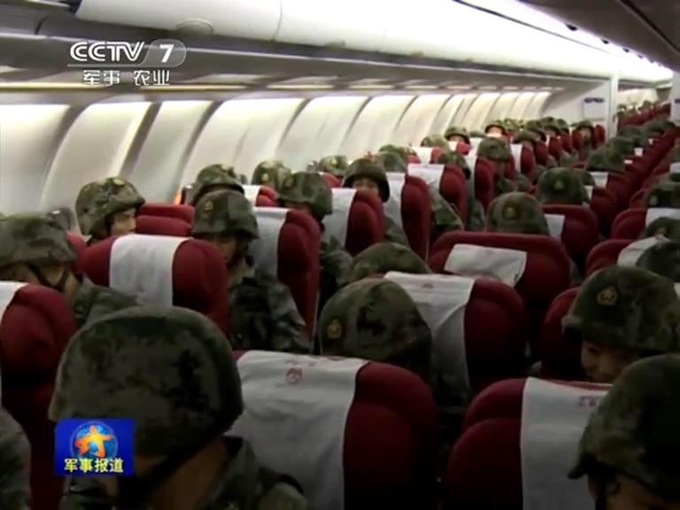 實拍萬名解放軍坐客機(jī)火車赴青藏高原集結(jié)