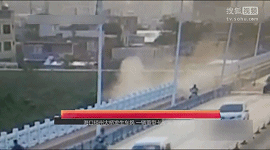 監(jiān)拍?？诃傊荽髽蛑匦涂ㄜ囍苯記_下大橋 司機(jī)獲救