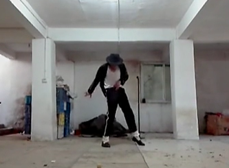 農(nóng)民工也愛邁克杰克遜！地下室模仿MJ經(jīng)典舞步