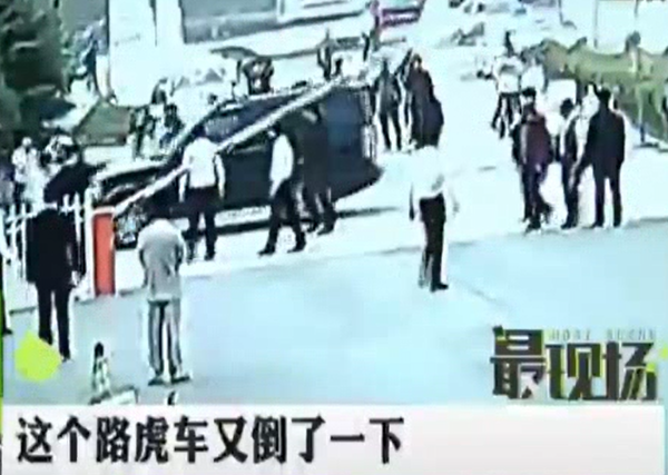 奧迪沒(méi)修好 路虎又被砸？