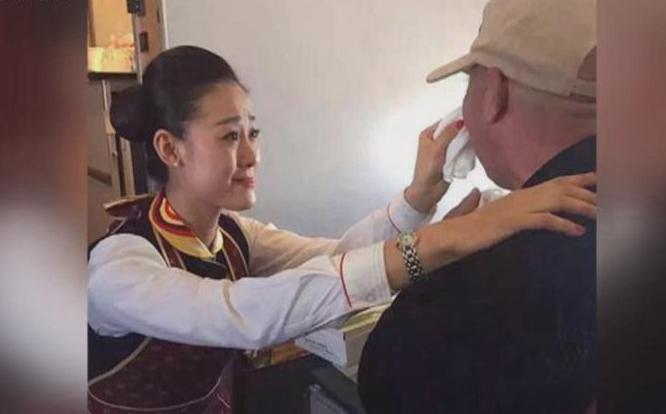 贊！空姐跪地喂河南老人吃飯