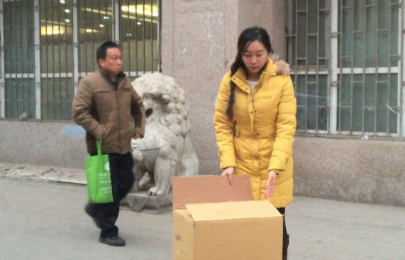 路遇行路艱難的人 你會(huì)出手嗎？