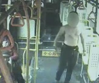 上車光膀子 這是要干啥？