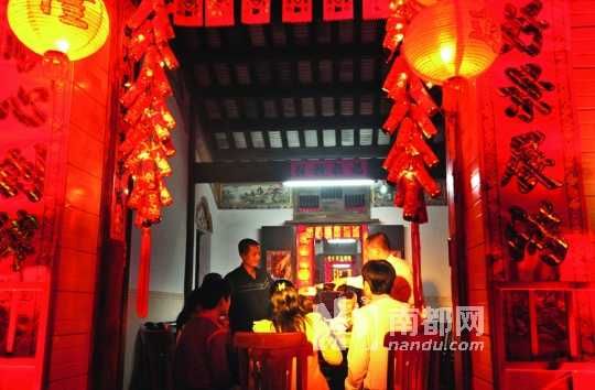 　　?？谌税殉Φ哪暌癸埛Q為“吃圍爐”。