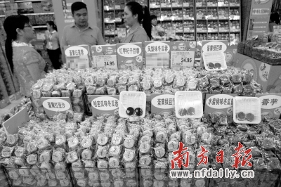 散裝月餅因其實惠的價格、豐富的口味而受到市民的青睞。