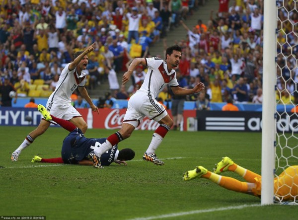 第13分鐘，胡梅爾斯頭球破門