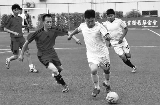 專為本屆賽事而組建的鄭州第九人民醫(yī)院隊,是該院歷史上第一支足球隊 專為本屆賽事而組建的鄭州第九人民醫(yī)院隊,是該院歷史上第一支足球隊