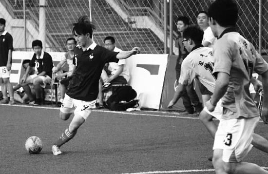 只要有球踢，小伙子們就很高興