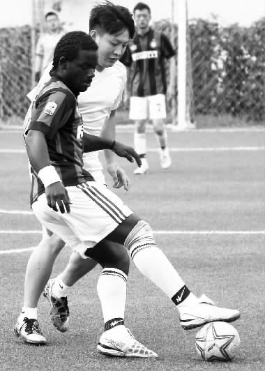 黑人小伙維安雖然沒有進(jìn)球，但其在場上展現(xiàn)出來的個(gè)人能力，贏得了對手的稱贊