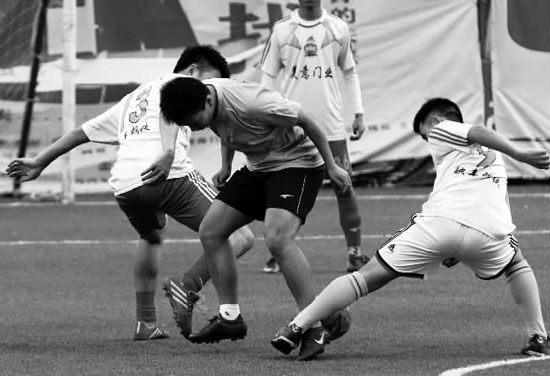 奪冠熱門球隊(duì)美意門業(yè)，上半場(chǎng)就踢出了5:0的一邊倒局面