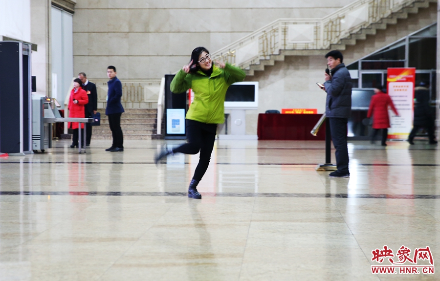 南樂天完成一個采訪后，興奮的跳了起來。