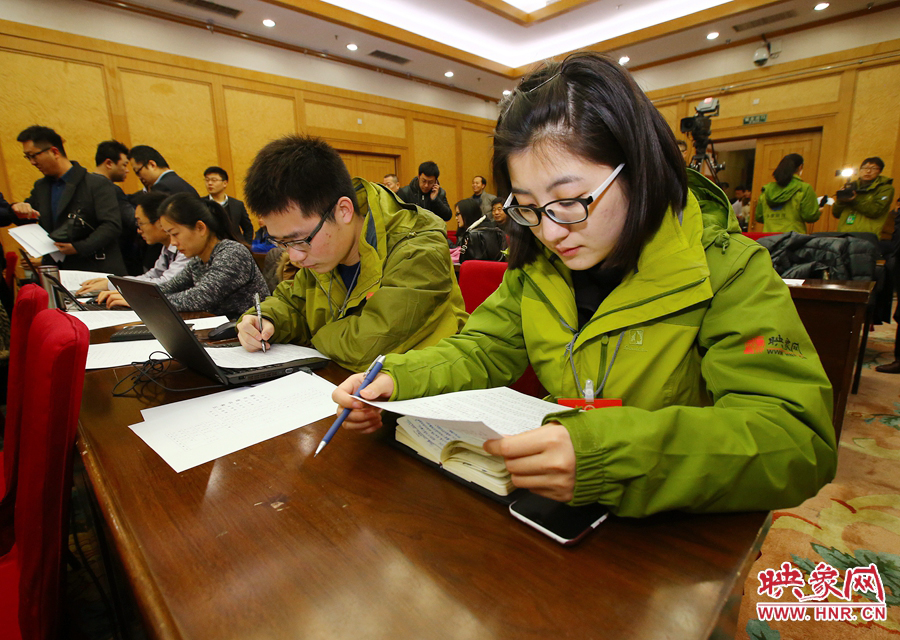 大象融媒映象網(wǎng)記者南樂天在兩會記者會開始前積極準備。