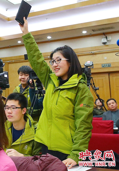 兩會記者會，樂天站起來舉手。