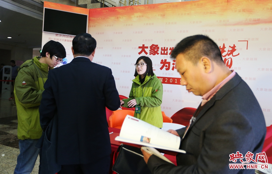 向代表、委員講解大象融媒旗下出品的新聞產(chǎn)品。