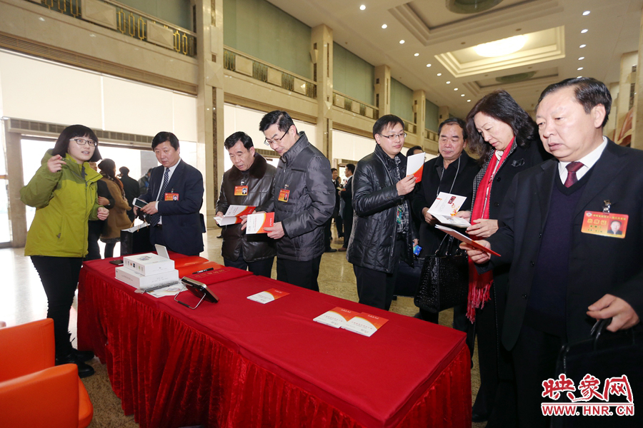 向代表、委員講解大象融媒旗下出品的新聞產(chǎn)品。