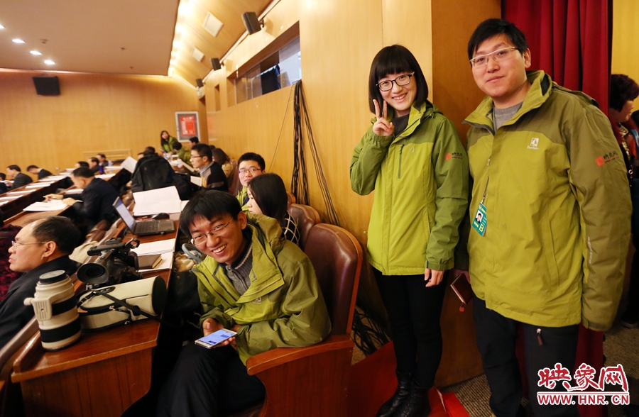 與同事一起的樂天。