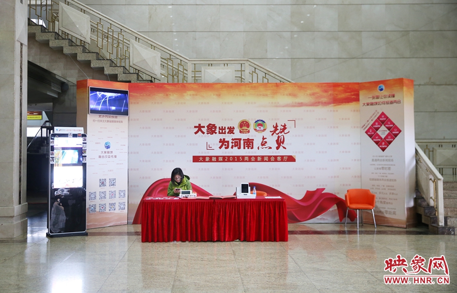 工作間隙還要更新映象網(wǎng)兩會微博。